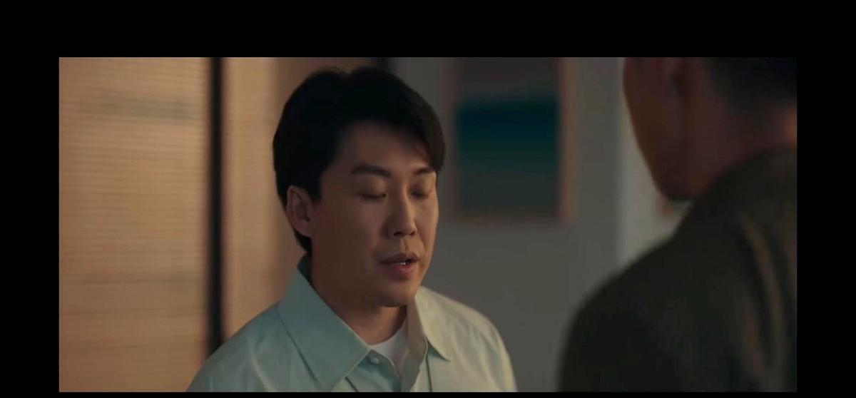 知夏带女儿来到张浩公司食堂吃饭，却看到老公被欺负了。
姣姣眼睁睁看着爸爸被新主任