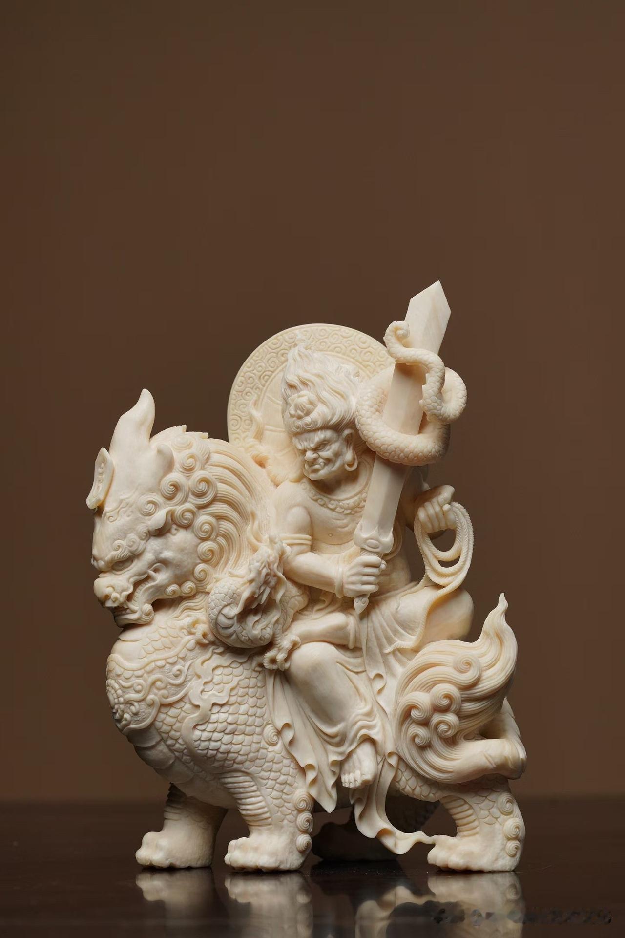 有些作品，让人感受到宁静；

有些作品，则让人想起坚持与担当。

猛犸冰料温润莹