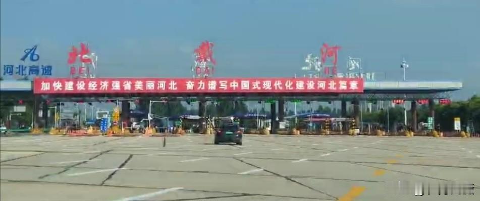 往年都是六月份就从北京来北戴河避暑了，今年则晚来了有一个多月。

主要是因为今年