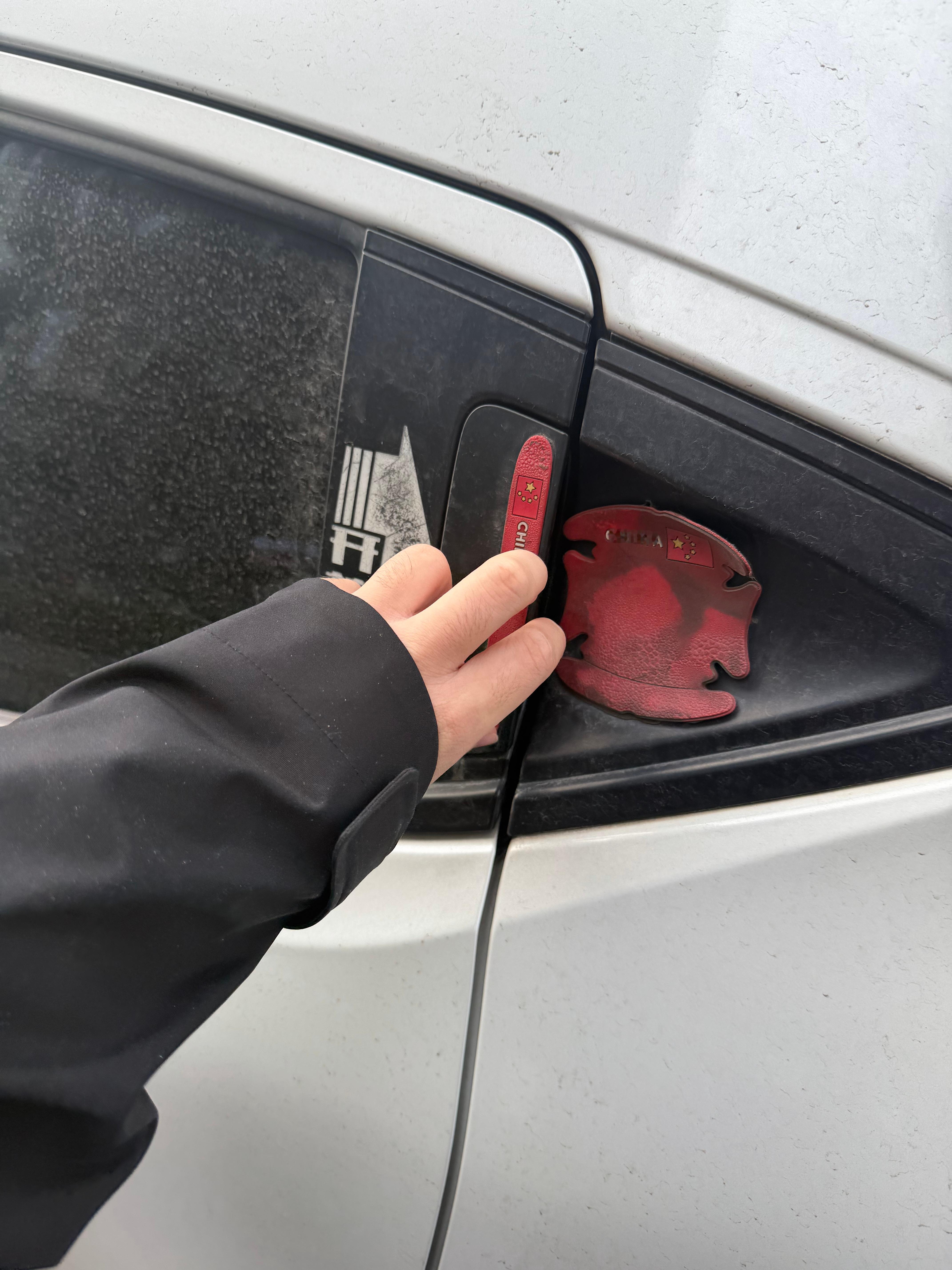 这样的车门口把手我是第一次见，在柱子上的 