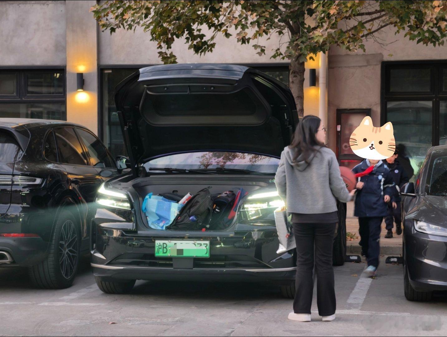 园区里乐道 L90 越来越多了，这个应该是很典型的前备箱使用场景了。新能源汽车