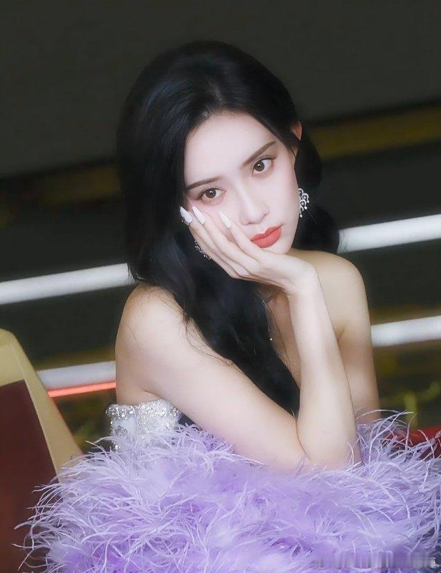 孟子义[超话]孟子义李昀锐包场支持临江仙孟姐的红毯造型九宫格鲨疯了！👗 一袭高