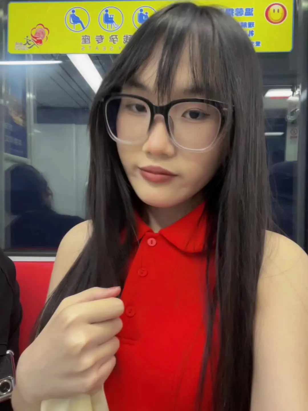 年轻女孩子嘛，逛街开心下，不要愁眉苦脸啦 夏天该有的样子 UR