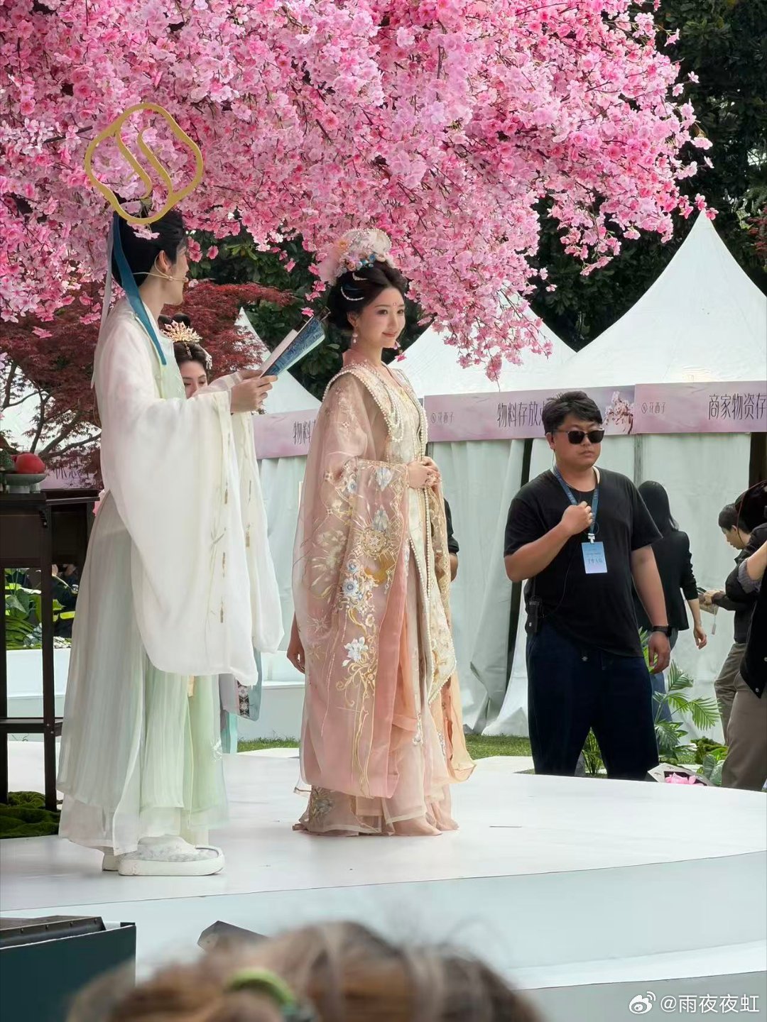 毛晓彤花神妆 毛晓彤的花神妆也太有氛围感了，古装骨相本就优越，配上仙气飘飘的花神