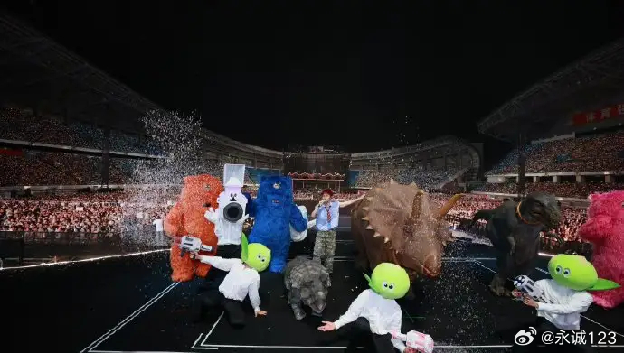 李荣浩教6500万岁学员唱情歌 天哪！李荣浩演唱会也是被上强度了！6500万岁的