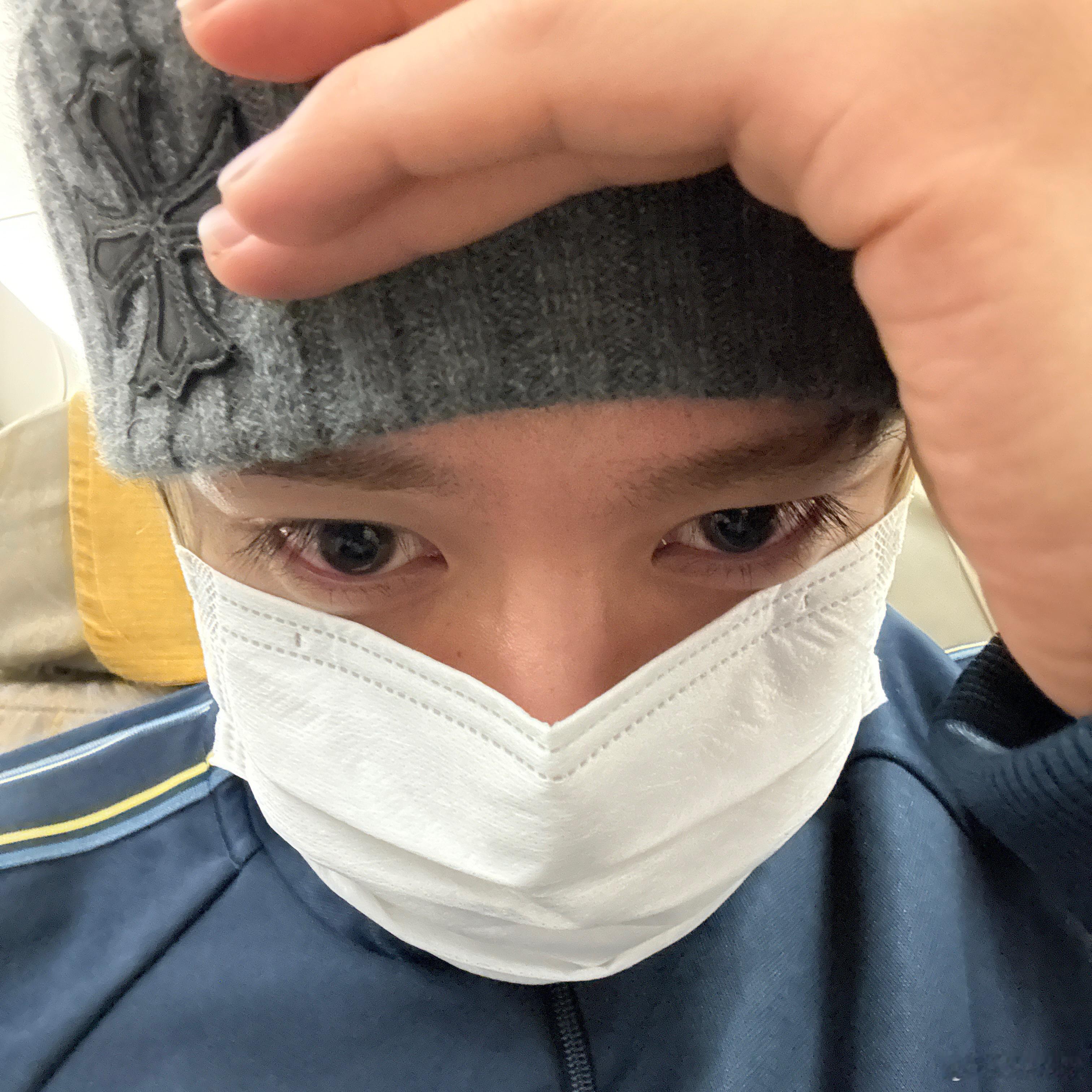 他好可爱好想抱抱他亲亲他让他快睡一会 
