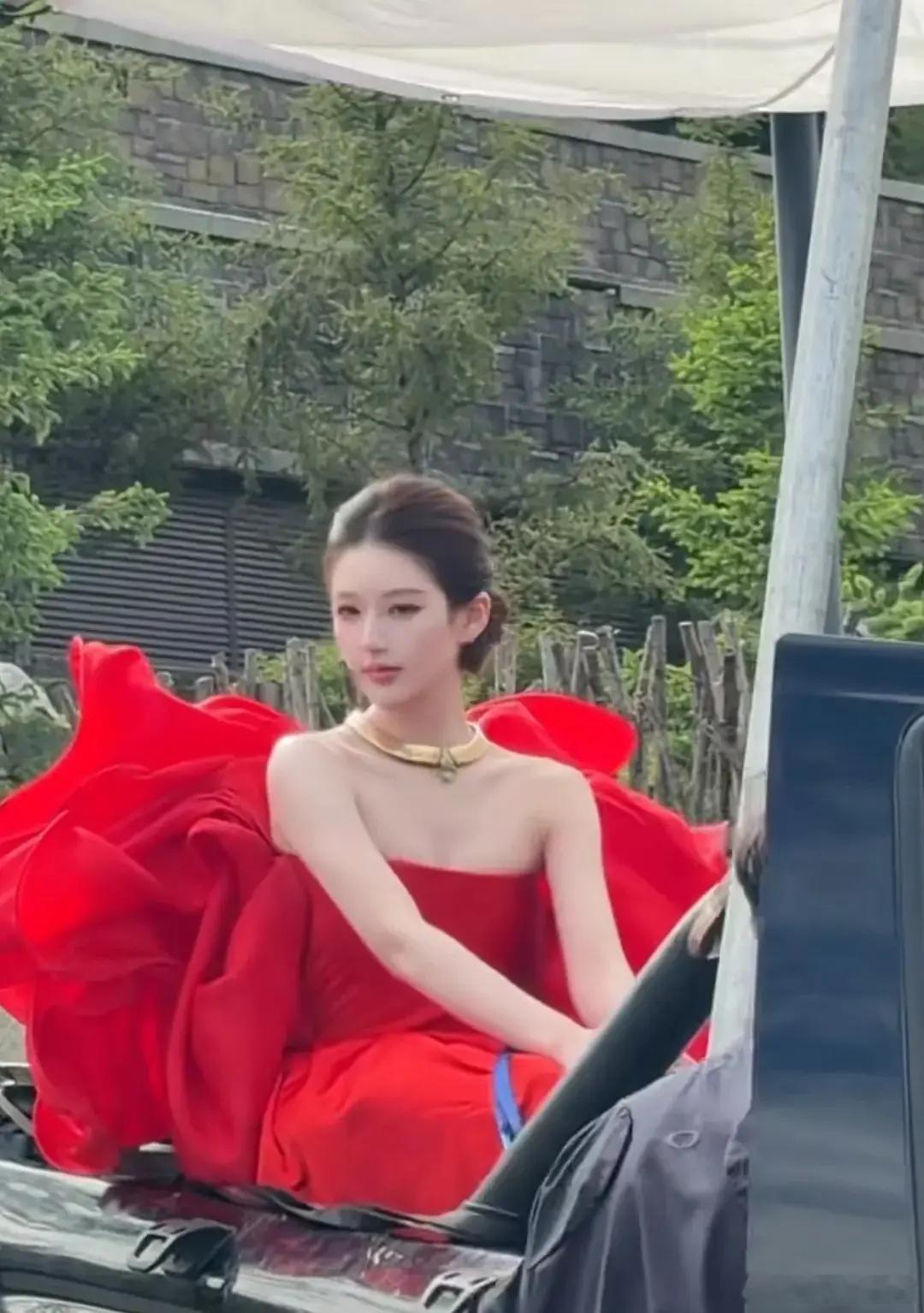 我只能说红色太适合赵露思了美的很今天这么多人里 赵露思是最好看的 