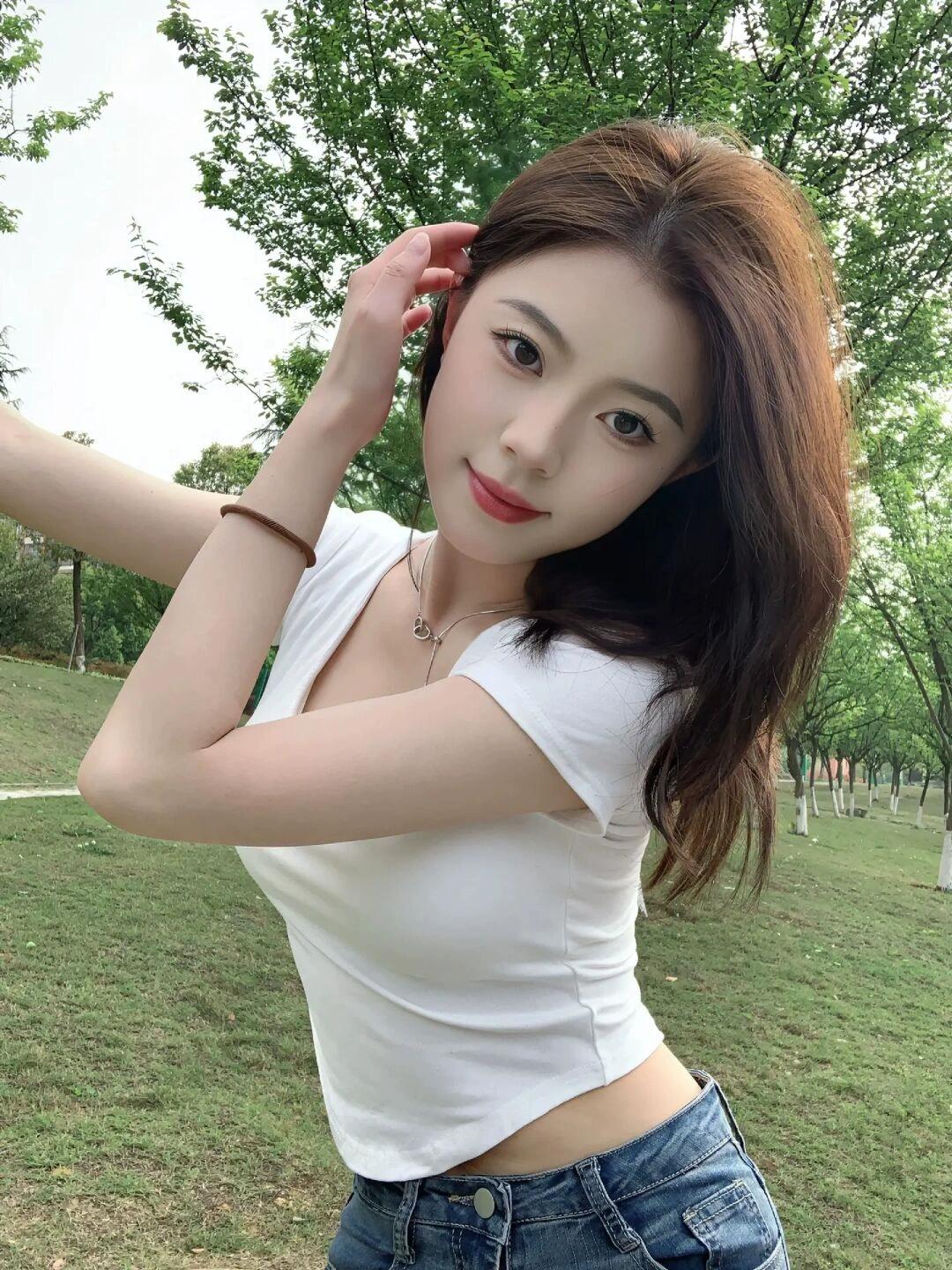 夏日清新自拍，绿意盎然公园里，甜美笑容绽放！🌿😊女人怎样穿搭，更显气质 你认
