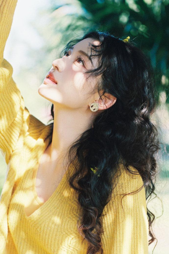 王楚然生日营业！魏采薇古装路透，明媚感直接拉满

王楚然27岁生日不放假，直接泡