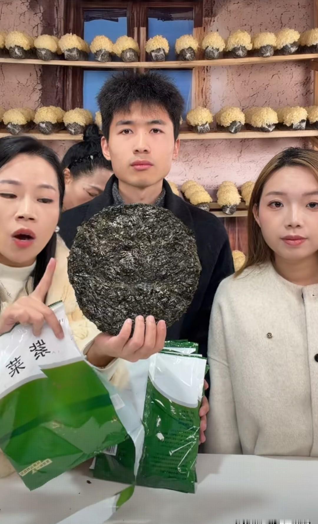 同一场直播，上午爆单，晚上万人直播间集体道歉。
上午的海军，单枪匹马，数据一路飙