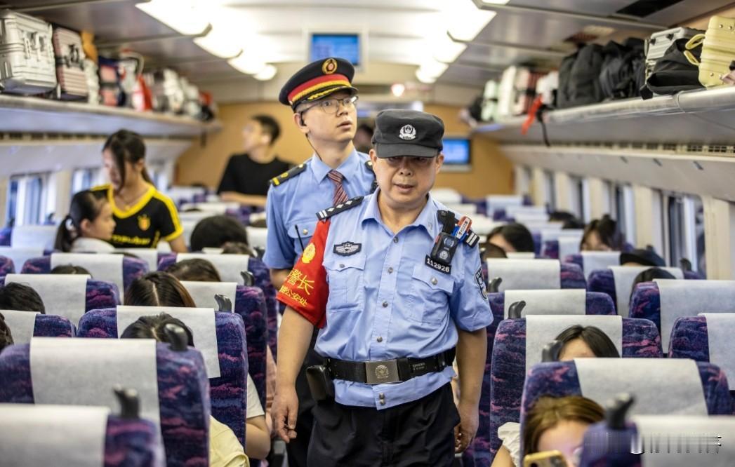 请问：高铁乘务员是辅警吗？

答案：不是，高铁乘务员与辅警属于不同岗位类别，‌高