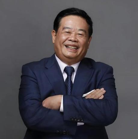 如今再听曹德旺的这段话真是令人深思！他说：“经常往来美国，发现美国的明星不带货，