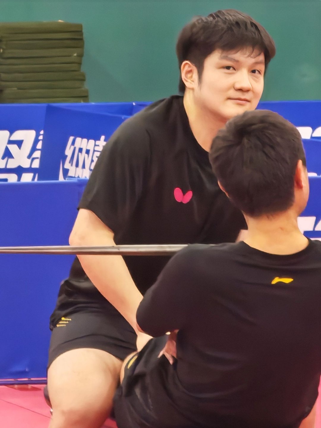 不经意的合照最为动人更显真实可爱。［是小东忙碌的身影］cr:豪某人 