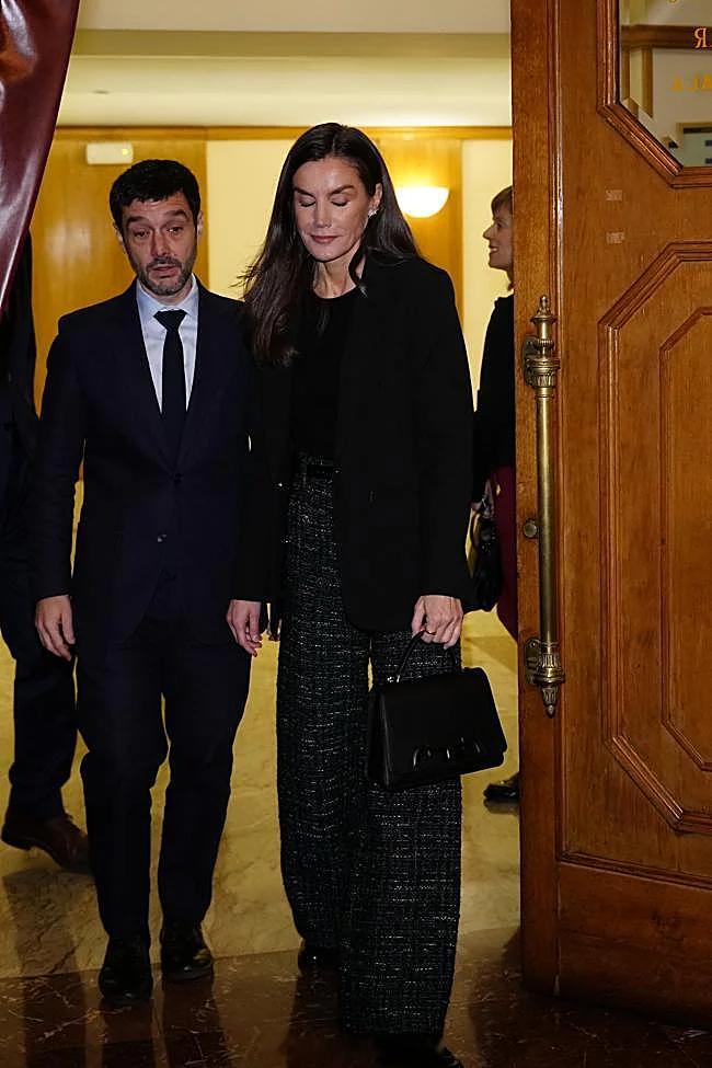 西班牙王室 12月18日，莱后主持了第16届NAOS大会，并在会上颁发了NAOS