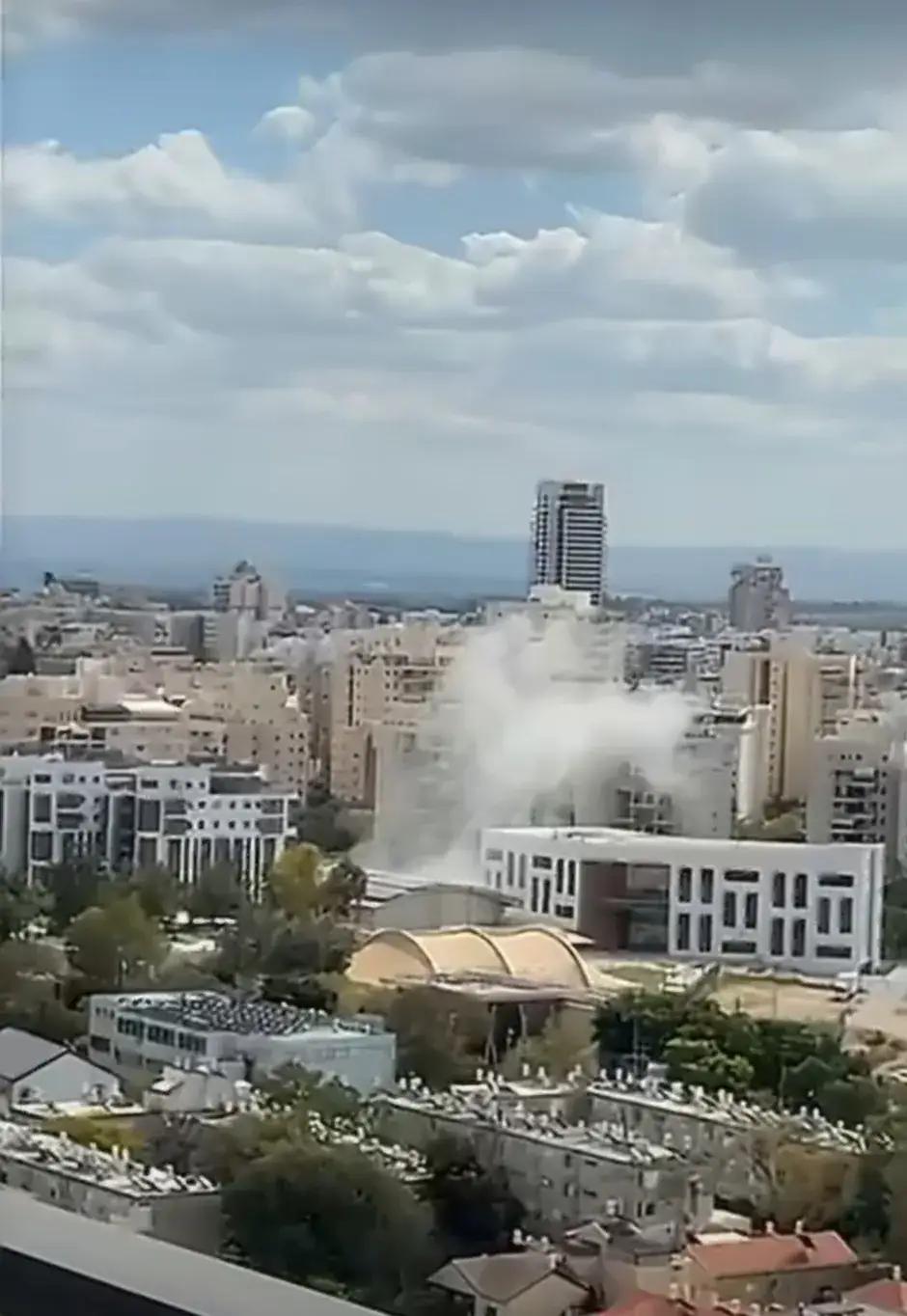 3月10日，伊朗霍尔木兹海峡的“卡脖子”游戏继续着，玩的相当溜：当狂人遇上硬茬，