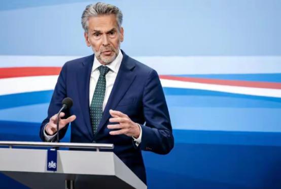 打垮西方前先打垮荷兰，打垮荷兰前，先打垮荷兰阿斯麦光刻机制造商，只有这样才能让西