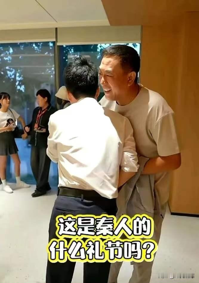 张嘉益的表情，才是真“演技”
说真的，很烦那种台上一见面就“好久不见好想你”的假