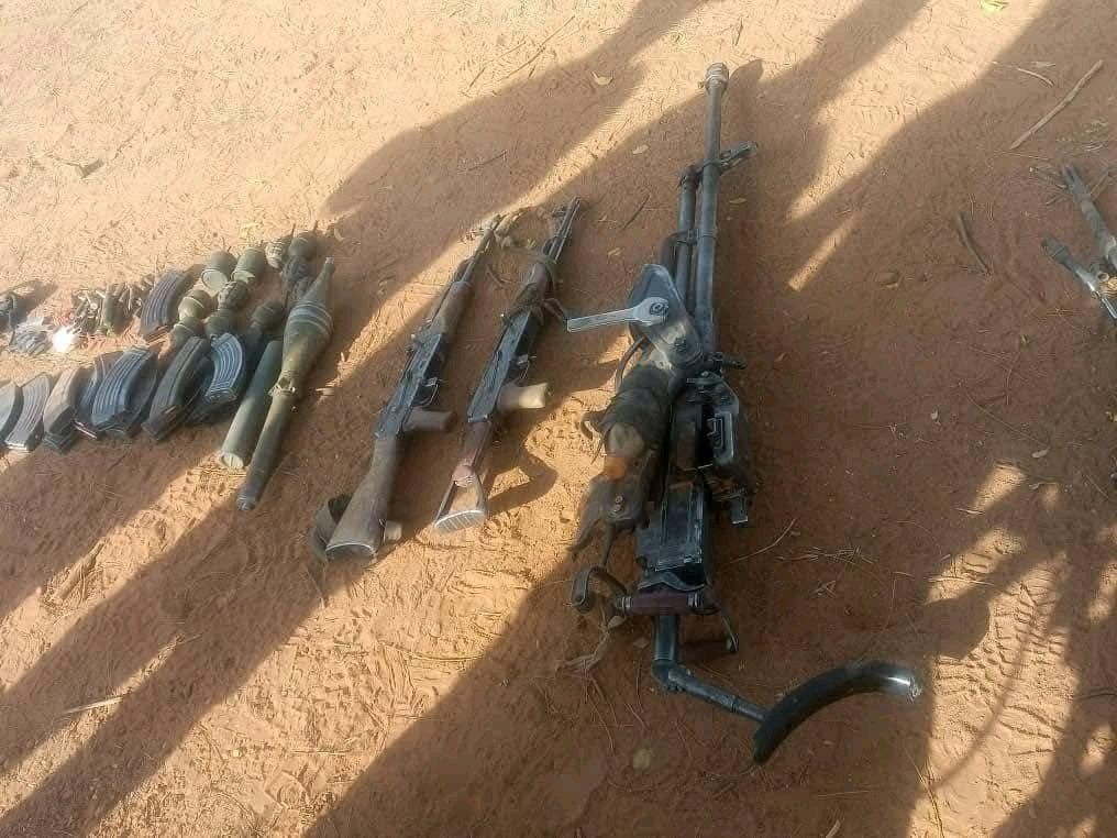 在对尼亚美国际机场发动夜间袭击时，JNIM恐怖分子使用的一些武器，以及武装分子使