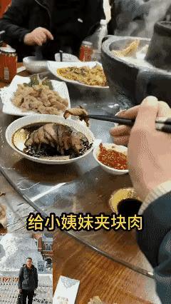 餐桌上，本来是想给老婆夹菜的，考虑再三，还是夹给了小姨子，并亲手喂到了她嘴里，老