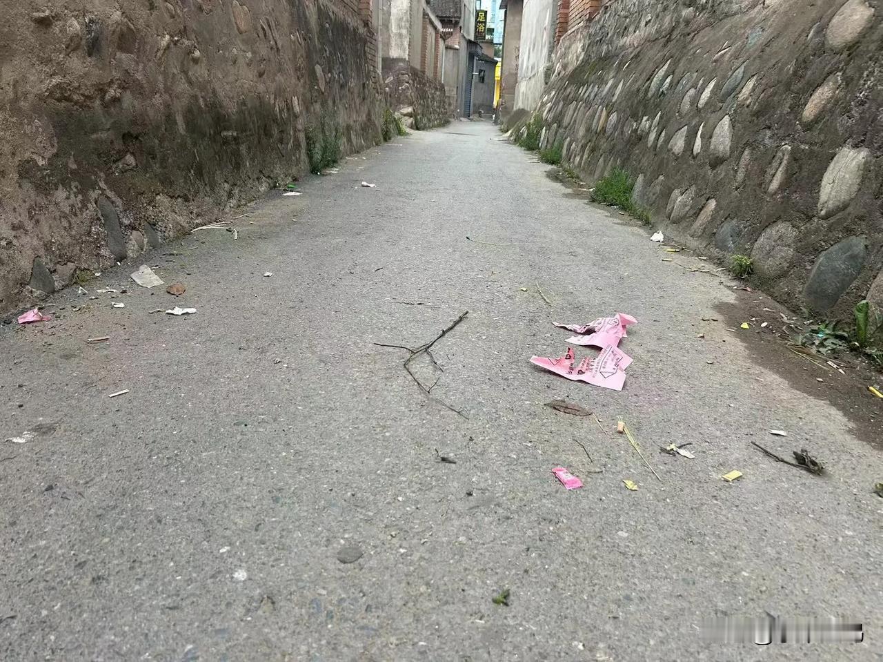 据市民反应：陇县三官殿巷子卫生脏乱差，纸屑垃圾随地可见，近期一直无人清扫！小编提