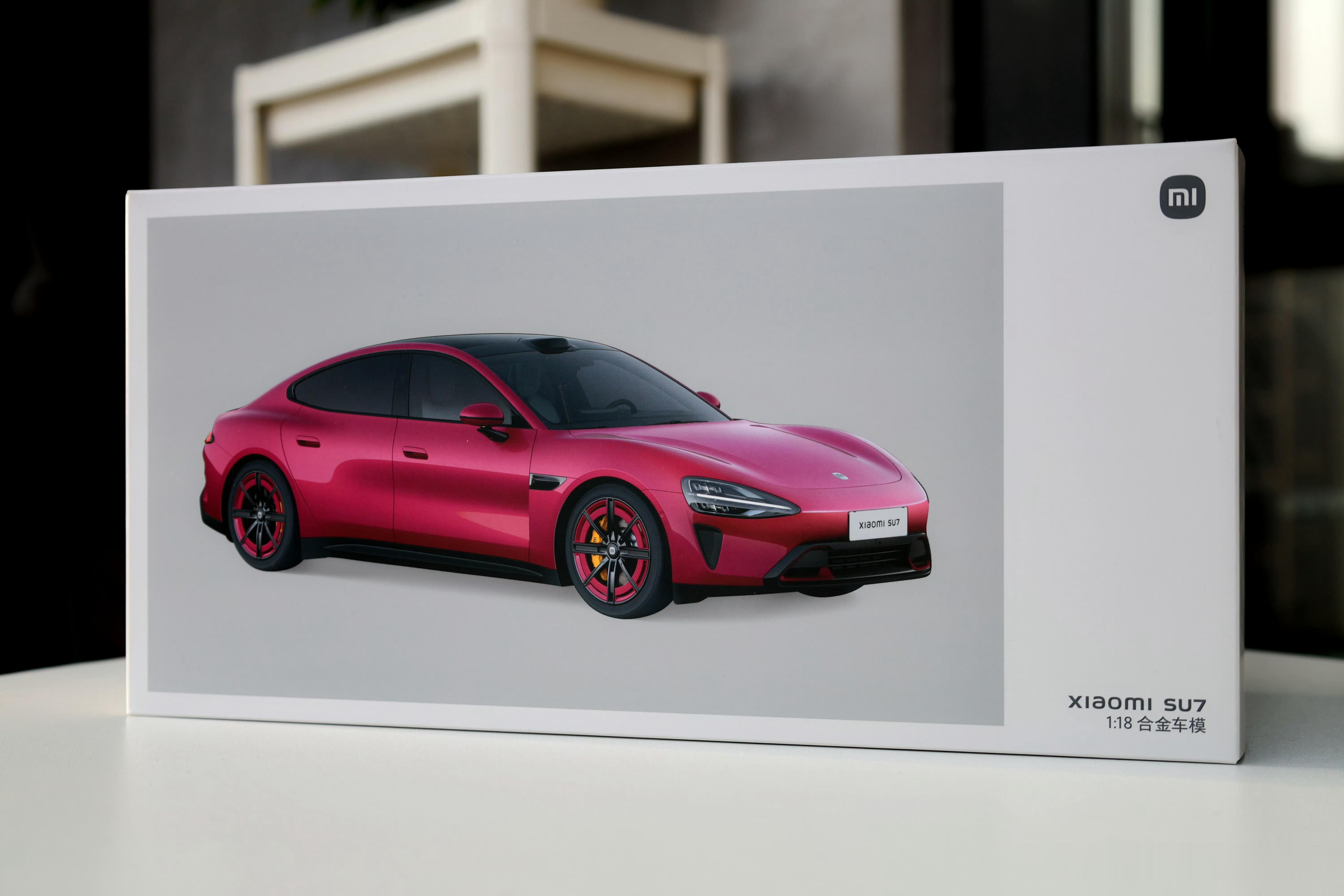 【关注+转评赞】抽一台璀璨洋红配色的小米SU7  1:18合金车模！戴面具的布鲁