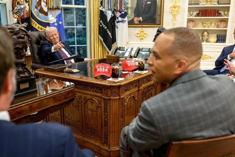不管你喜欢不喜欢Trump，你都得承认，这老头儿太有娱乐精神了，整活儿整得真专业