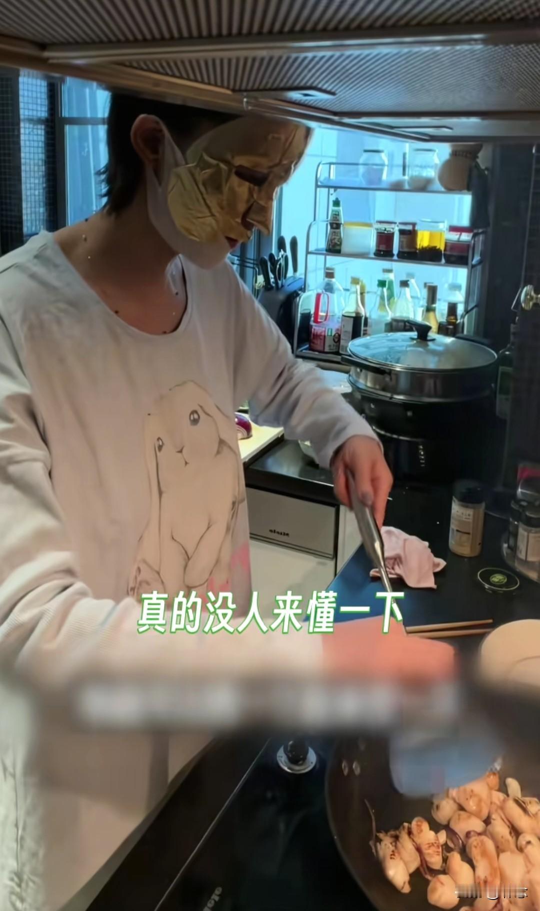 张歆艺活人感有多强？综艺直言不想重活、直播当众劈叉，把社交账号当朋友圈发，太真实