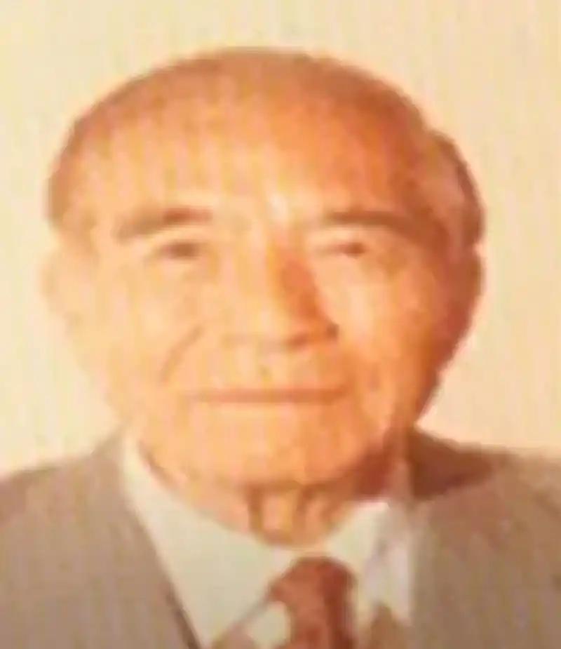 有天，85岁的邝安堃喝迷糊了，把家里23岁的小保姆当成了自己老婆，抱着说：“我好