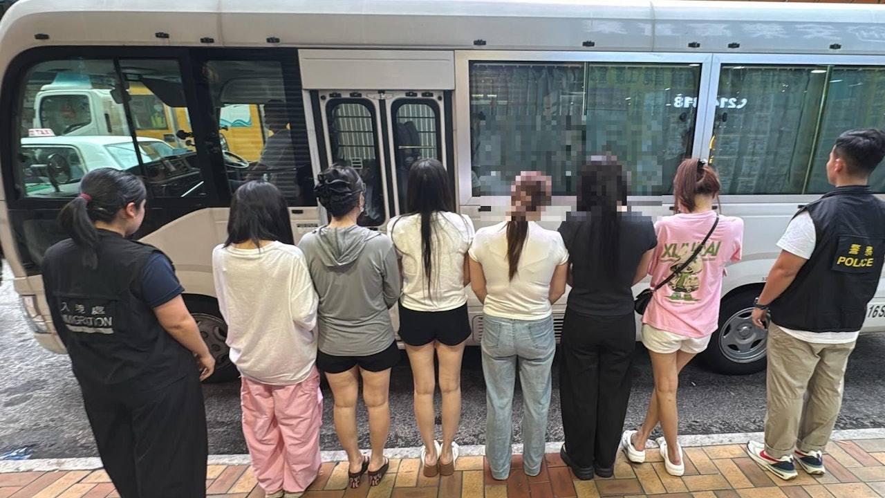 42名内地女子持双程证香港卖春被抓，最小的28岁，最大的66岁。
香港荃湾警方完