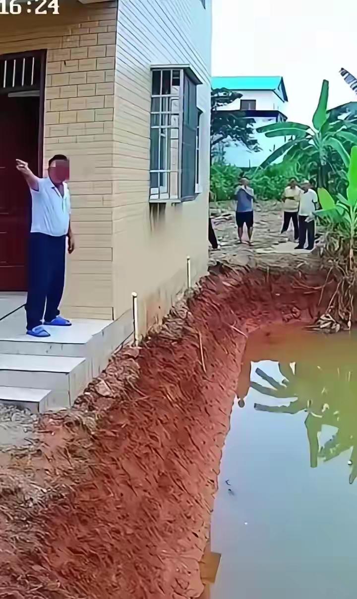 肠子都悔青了吧！
别人在宅基地不能建房，既影响你的风水，又挡住了采光。
行吧，那