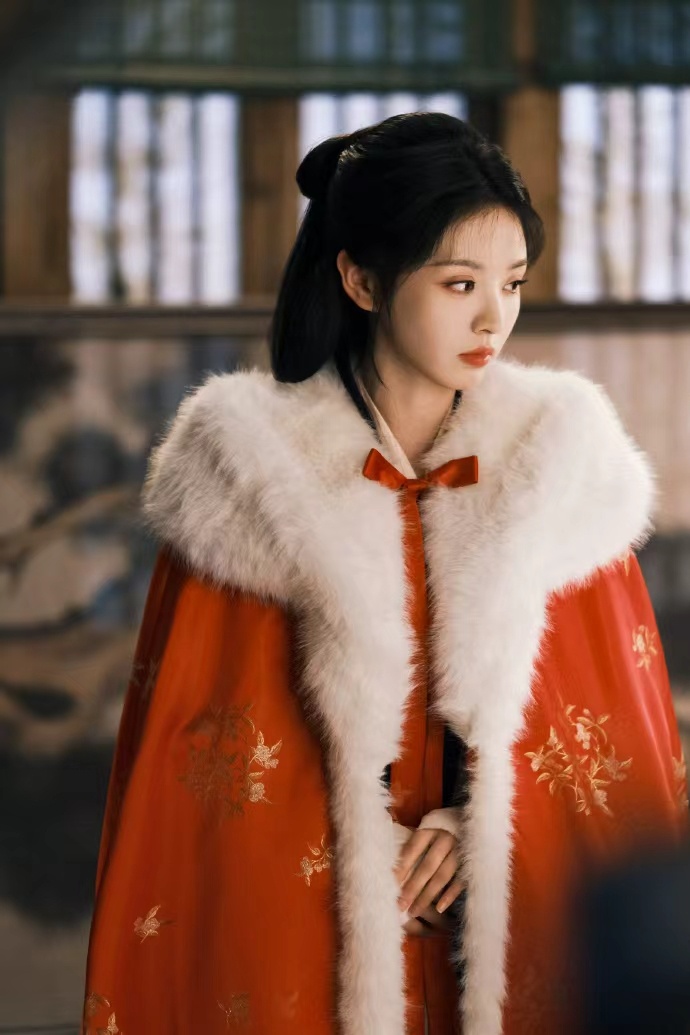 田曦薇嫁金钗红色大氅造型 田曦薇《嫁金钗》红色大氅造型有，咱就说小田也太美了吧！