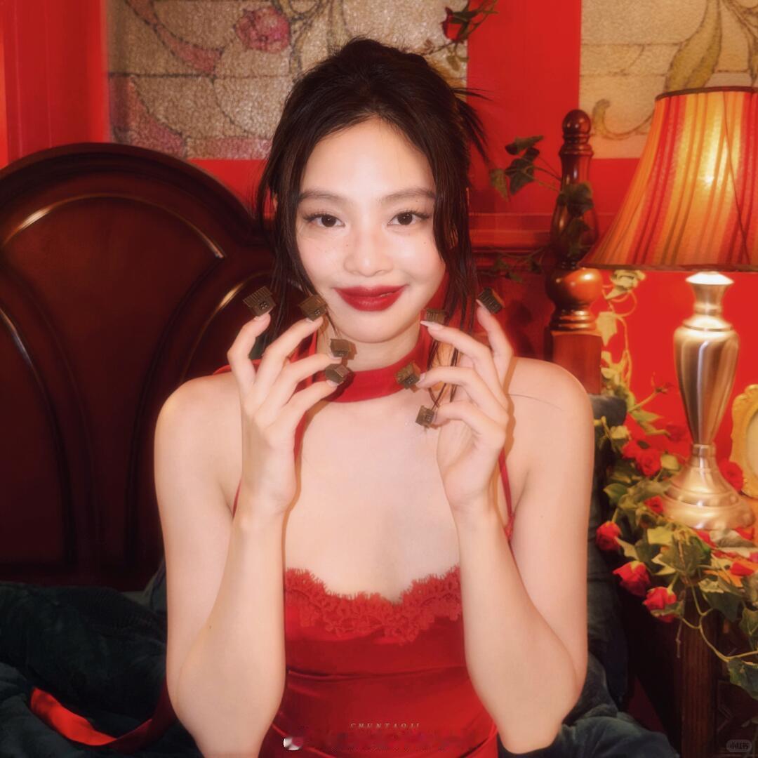 JENNIE[超话]  妮妮姐审美好绝呀，最适合红色的女人 ​​​