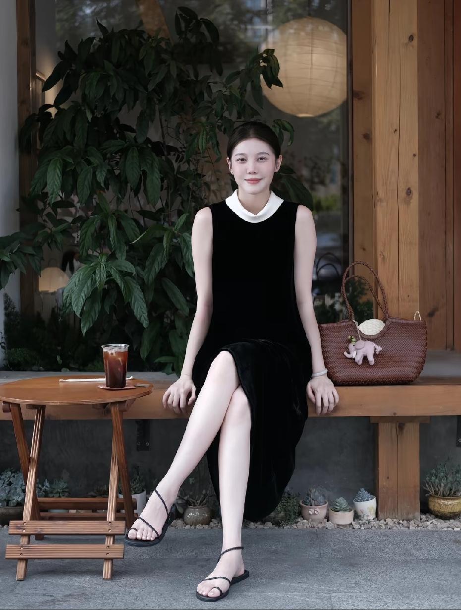 夏天来了，穿一双凉鞋，很性感也很美丽。干干净净白皙的脚凸现了女人的魅力。