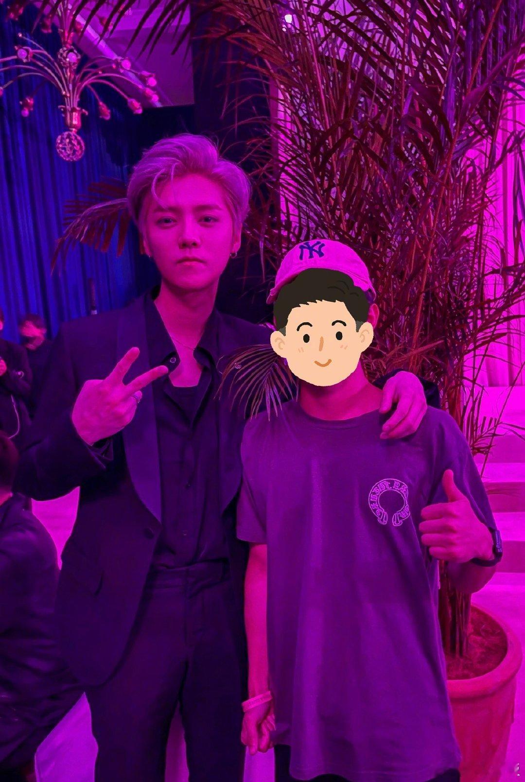 网友和鹿晗四年前合影 有网友晒和鹿晗四年前的合照，有合照也太让人羡慕了吧，鹿晗真