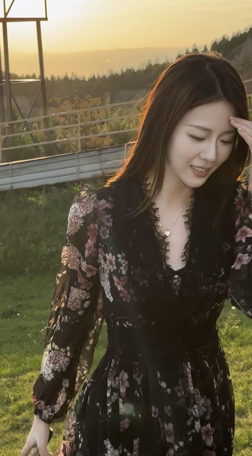 女人真正的美是什么样的？女人真正的美不是因为有过于完美的容颜，而是气质和身材、容