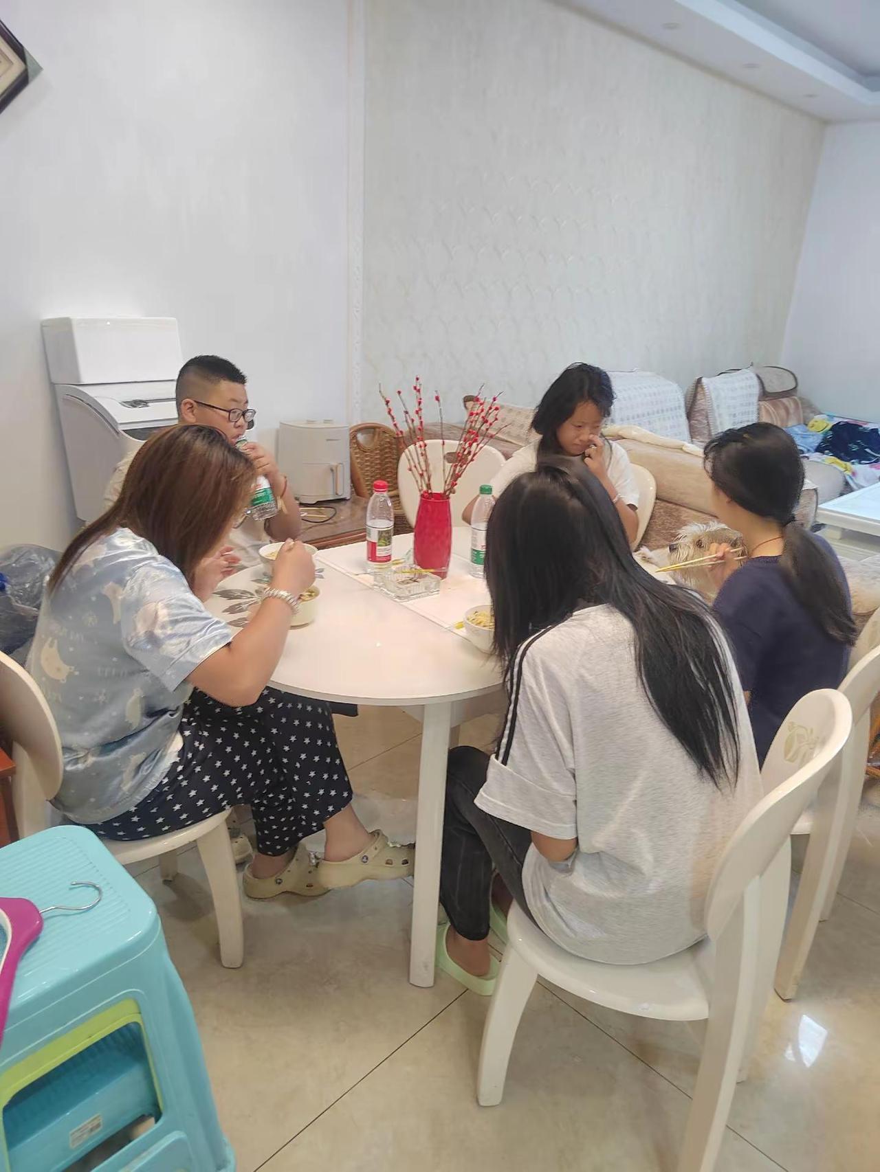 专职后厨阿姨上线，每日投喂家里几只人类幼崽，我负责你们的生活，你们负责学习。