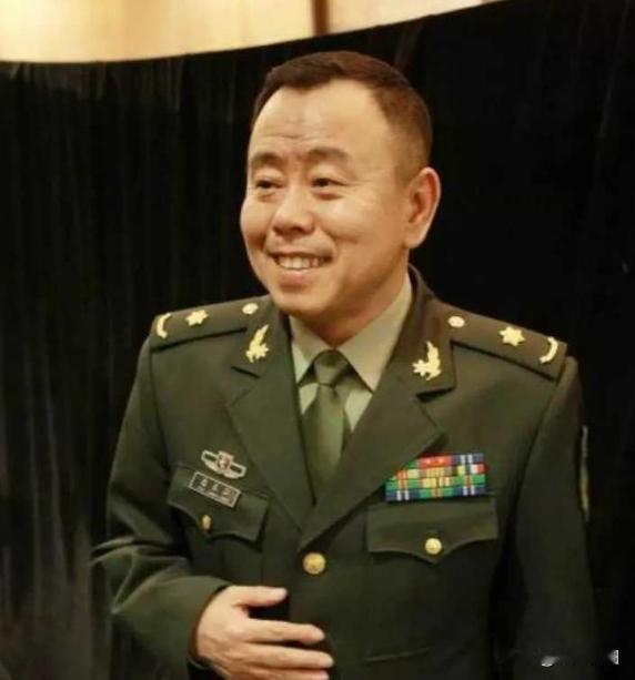 1.58米的潘长江是怎样混入部队的，哪年我征兵体检1.59米都被踢了出来，难道他