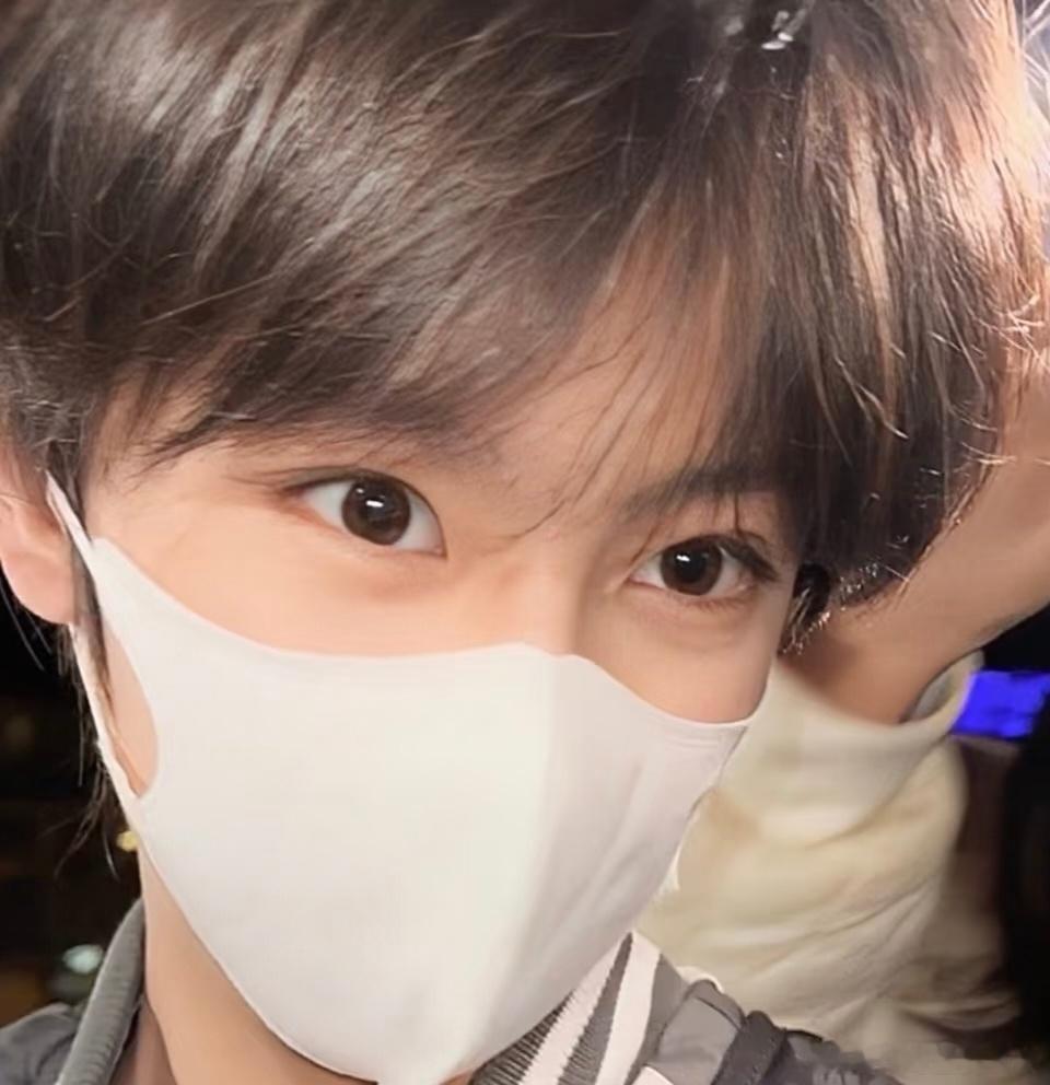 看到真诚的爱和托举是会忍不住落泪的，李煜东拥🈶最幸福的粉圈，他是个很好的小朋友