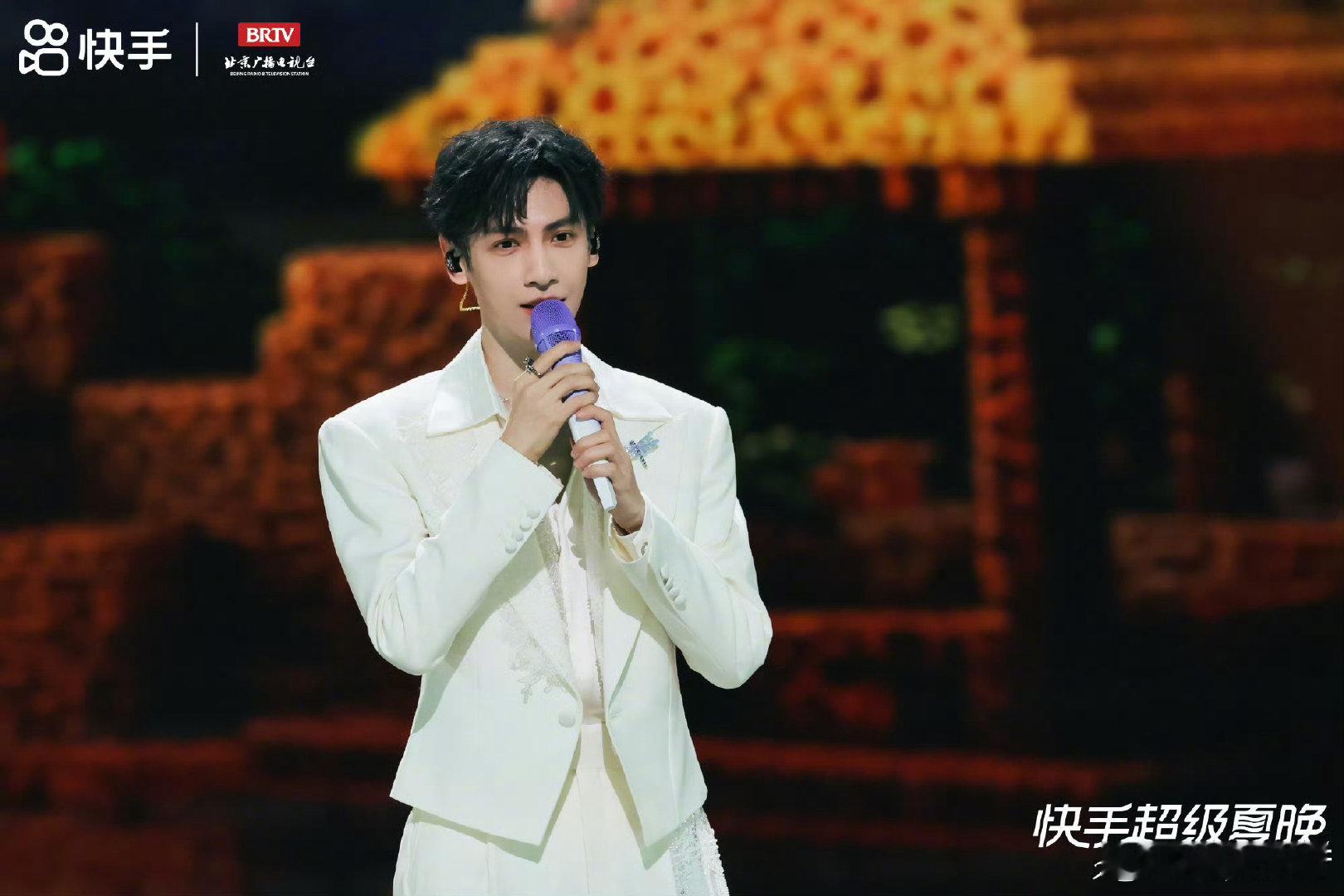 罗云熙超级夏晚连唱三首罗云熙台风好稳罗云熙清雅贵公子造型舞台上又利落又耀眼，连唱