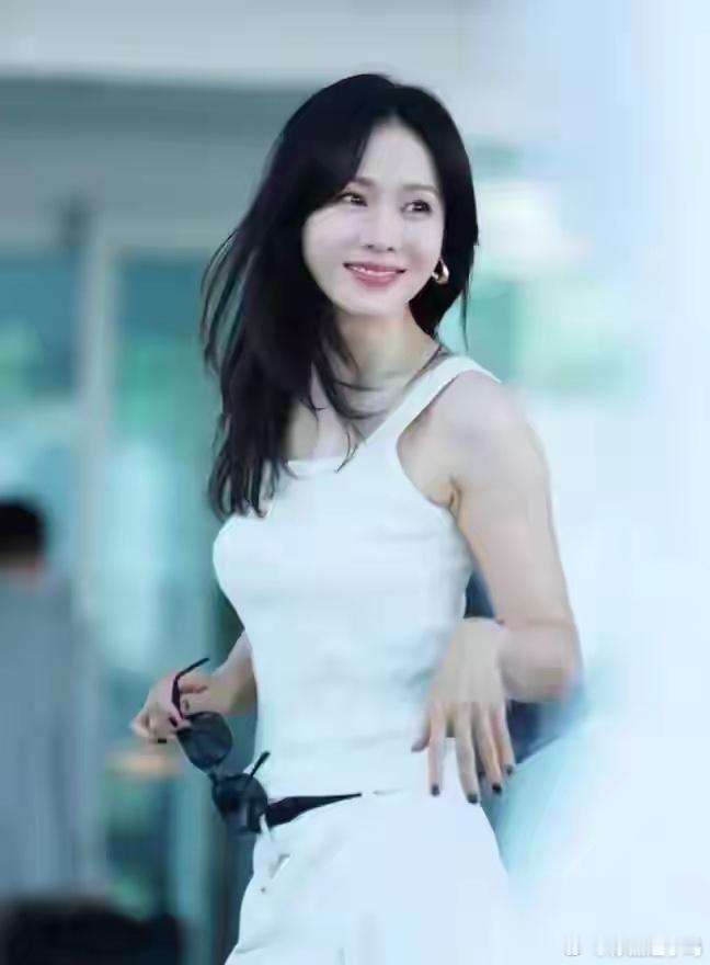 43岁孙艺珍闪耀威尼斯！一身露背碎花裙美翻，自然老去无整容痕迹 ​​​