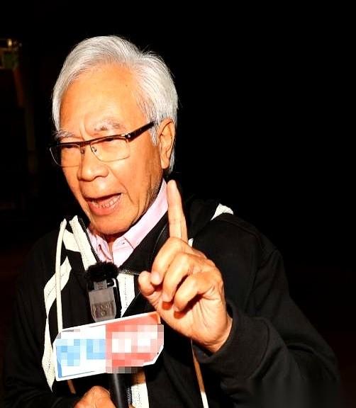 75岁的演员李龙基，深夜自己一个人冲进了元朗警署。
不是拍戏，是为了一个“免费”