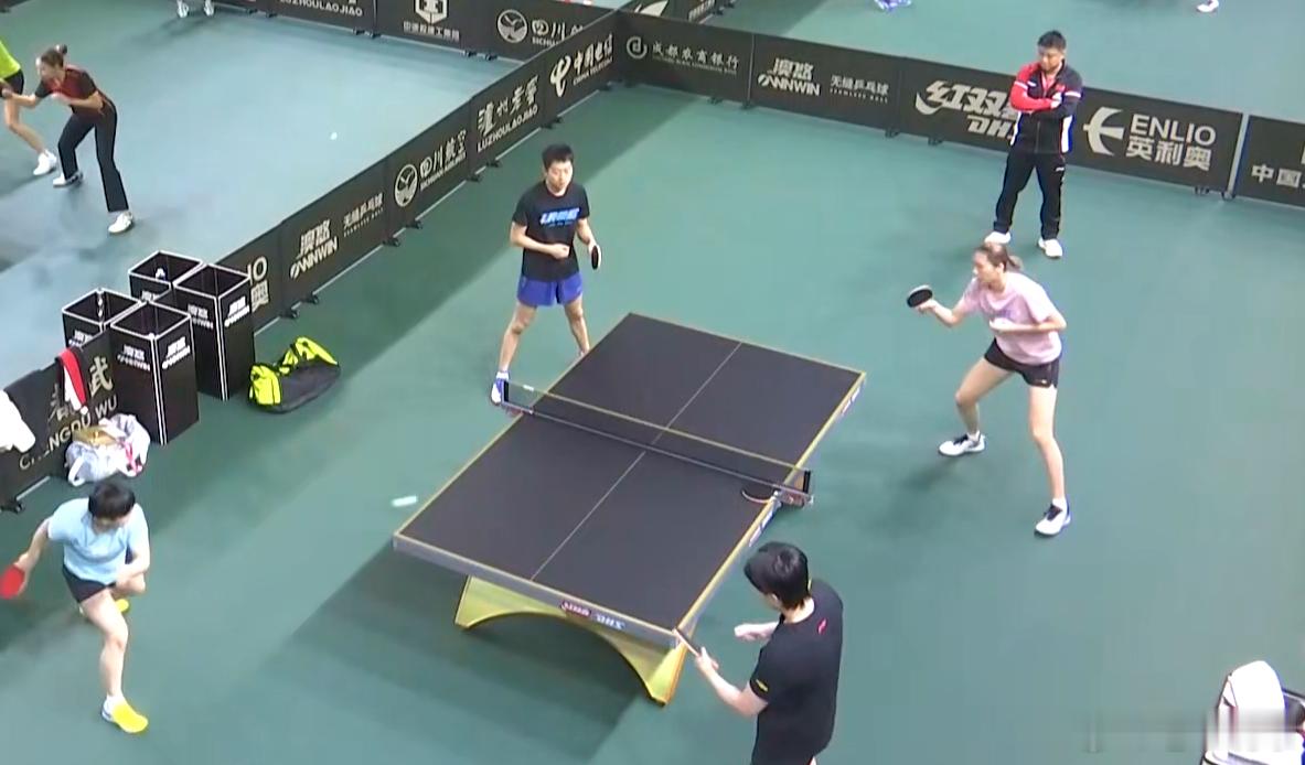 2025成都混合团体世界杯 训练馆孙颖莎和王楚钦在一起训练陪练是袁励岑和陈熠王皓