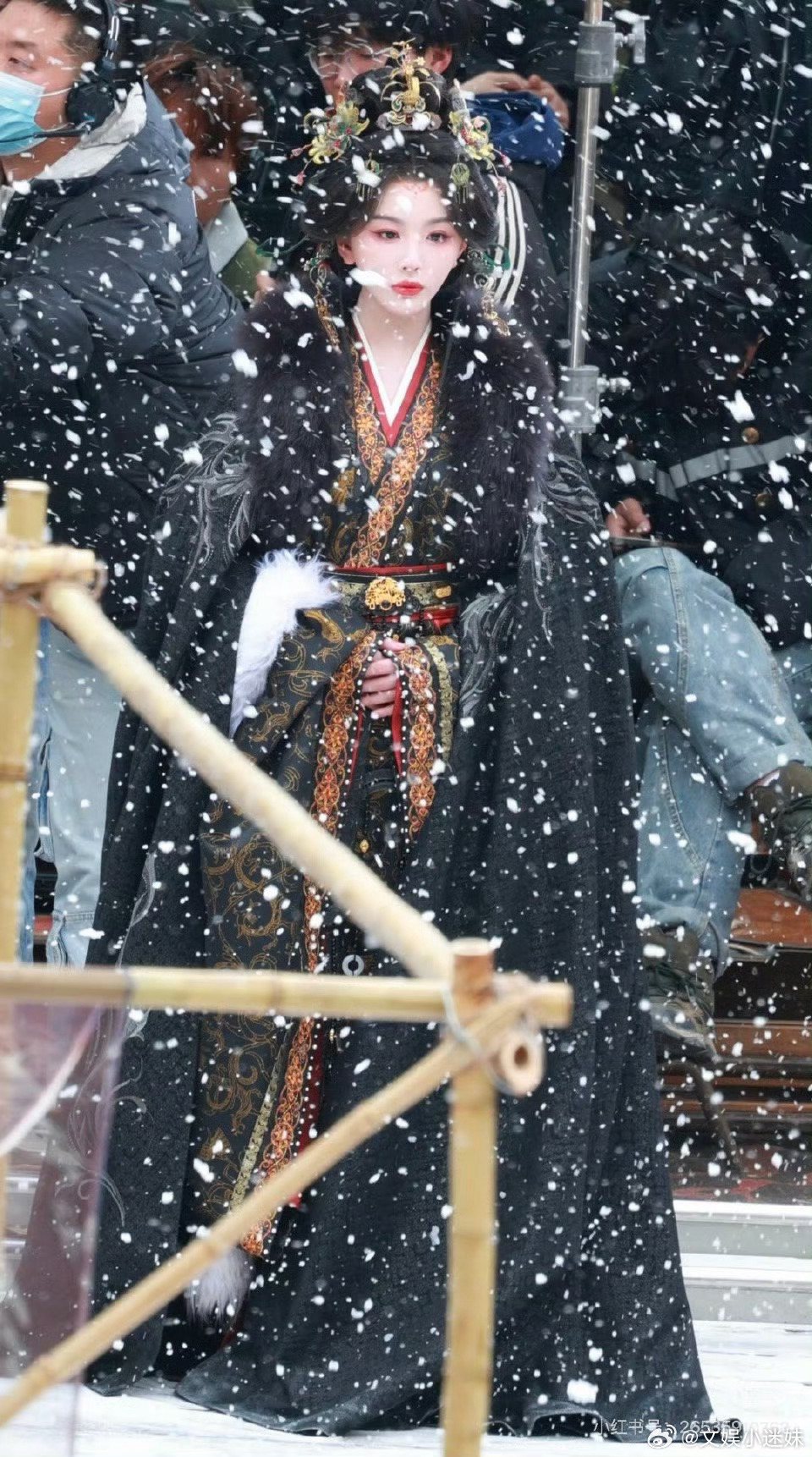 孔雪儿撑伞又出神图 红伞一开，气场全开！孔雪儿把昭阳公主演活了，一伞嫣红遮风雨，