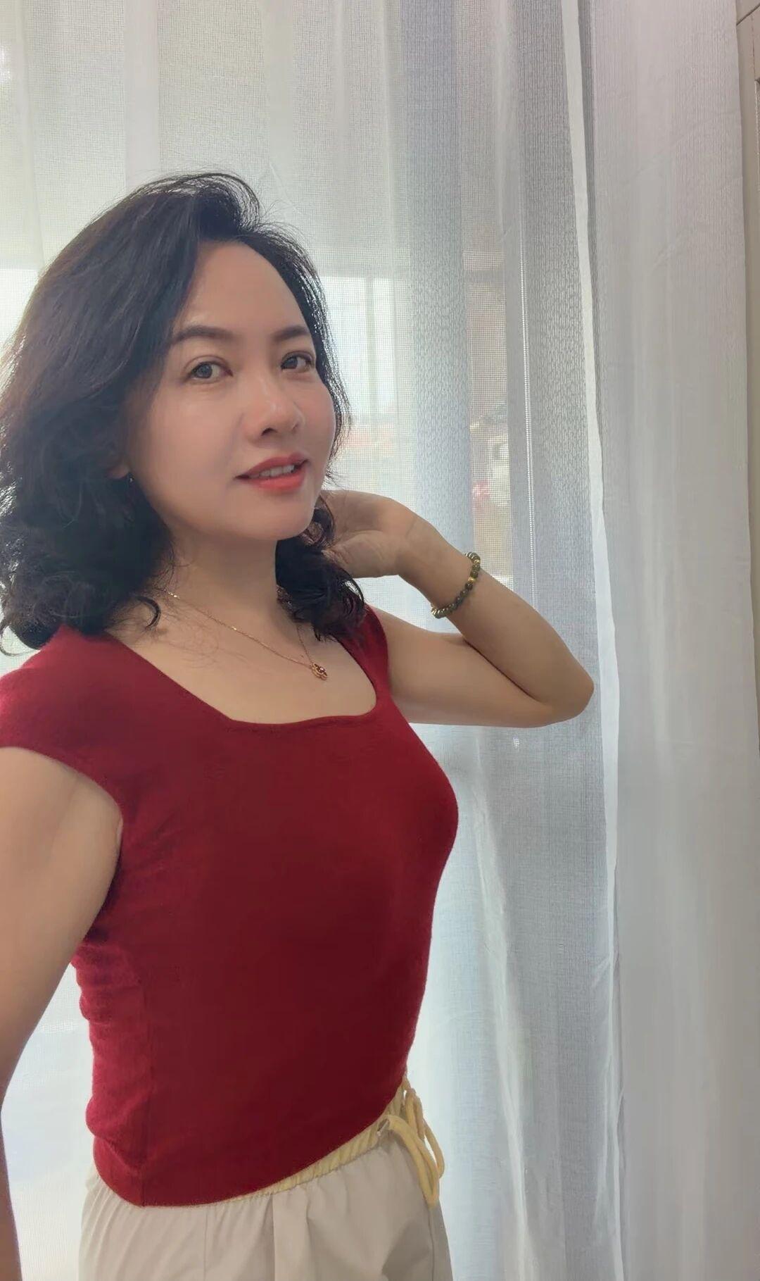 73年的牛牛阿姨，53岁啦，脸蛋和身材尚可？女人最耐看的长相是什么样的