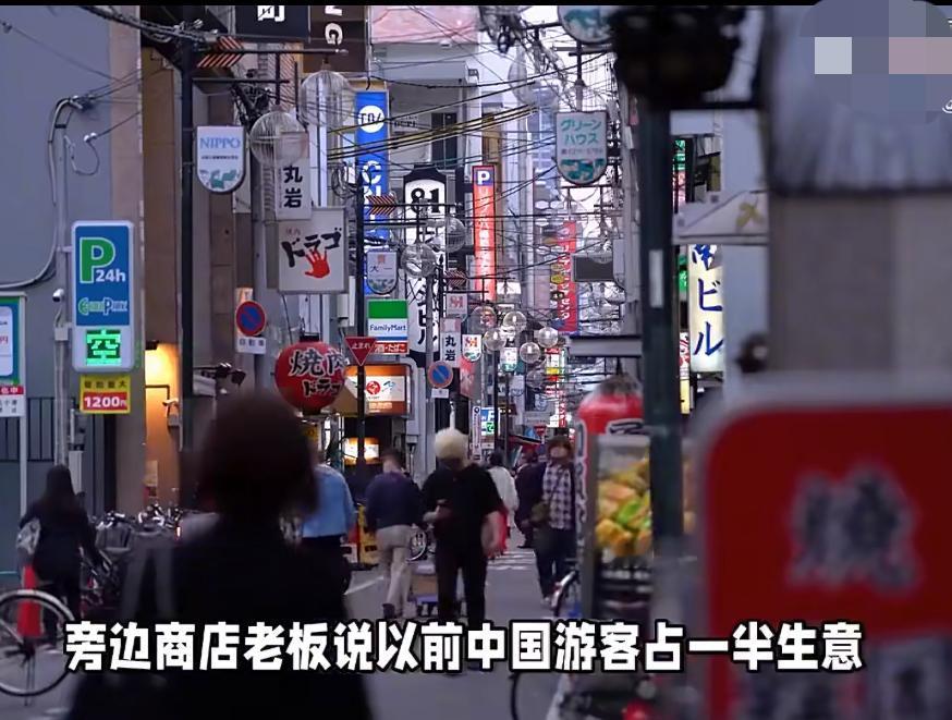 记者采访一圈没有一个中国游客，商店老板苦笑“饭都快吃不上了，营业额少了一大半，在