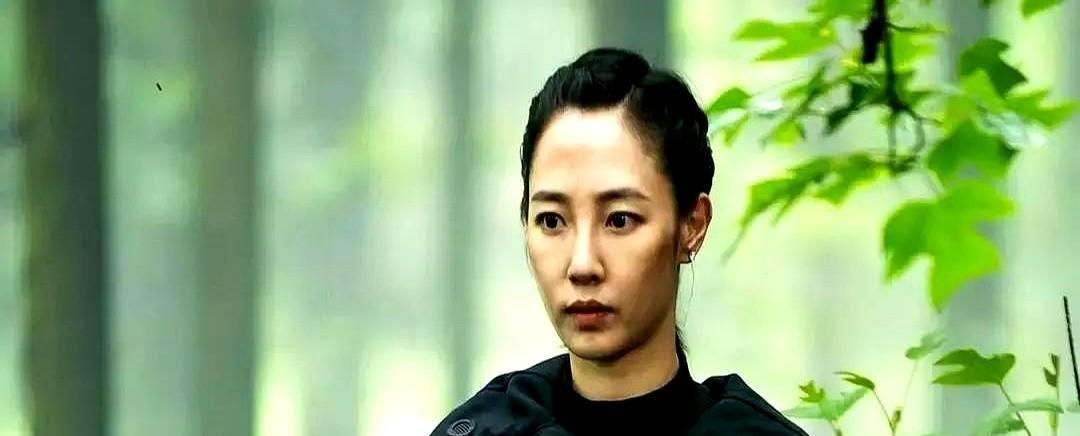 20年前《寻秦记》，古天乐身边那个端茶的小丫鬟，是白百何。
字幕没名字。
镜头一