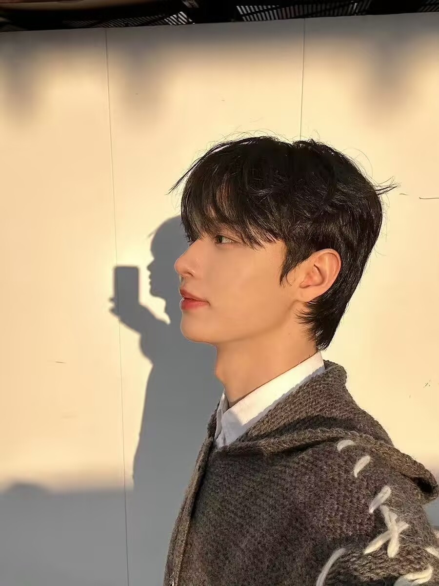 新男团closeyoureyes门面金成旼 