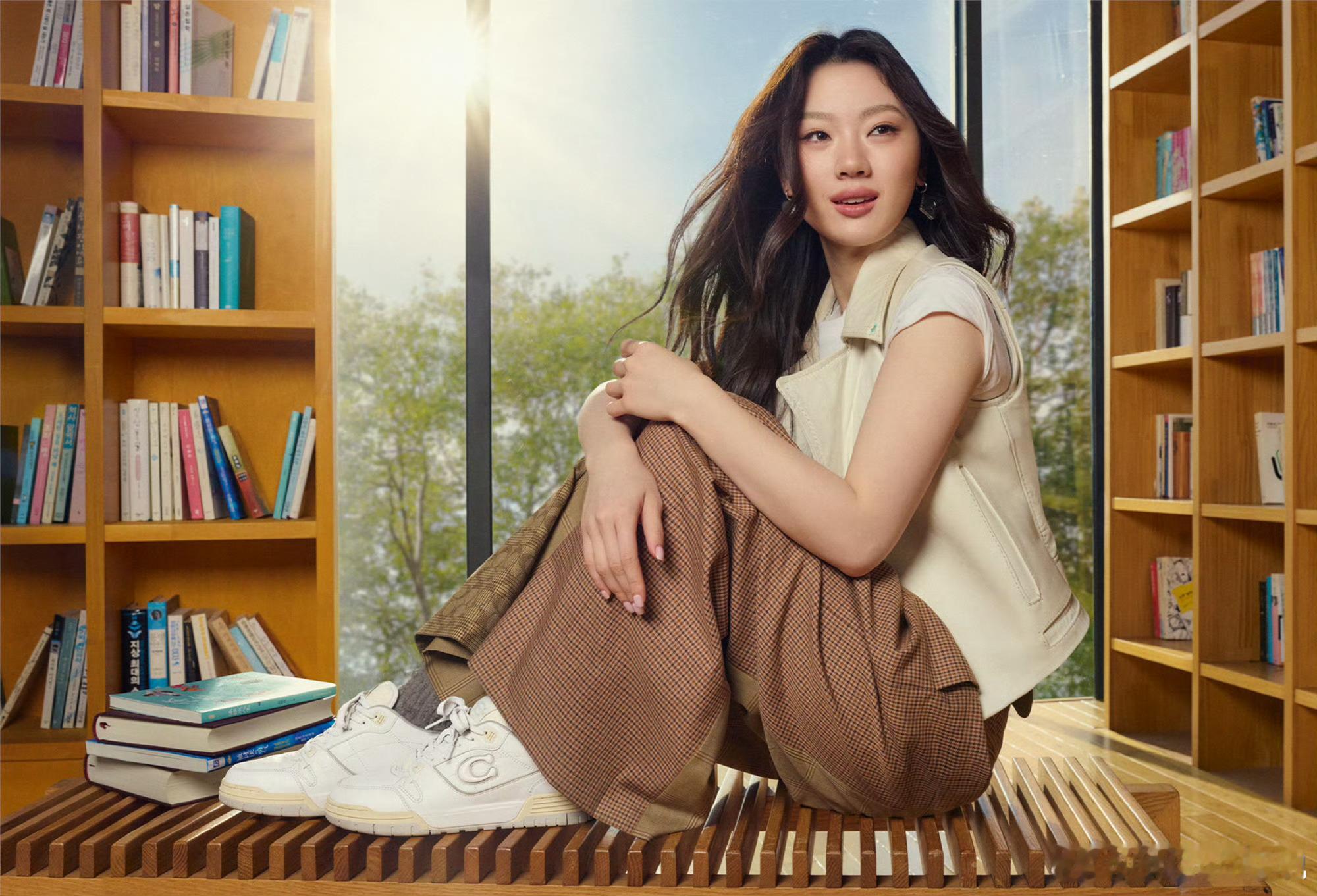 官宣啦官宣啦，单依纯蔻驰品牌『全球』代言人，怎么办，火火的很安心～ 