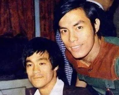 1964年李小龙和武术指导黄家达一言不合就大打出手，黄家达是泰拳冠军，是当过飞虎