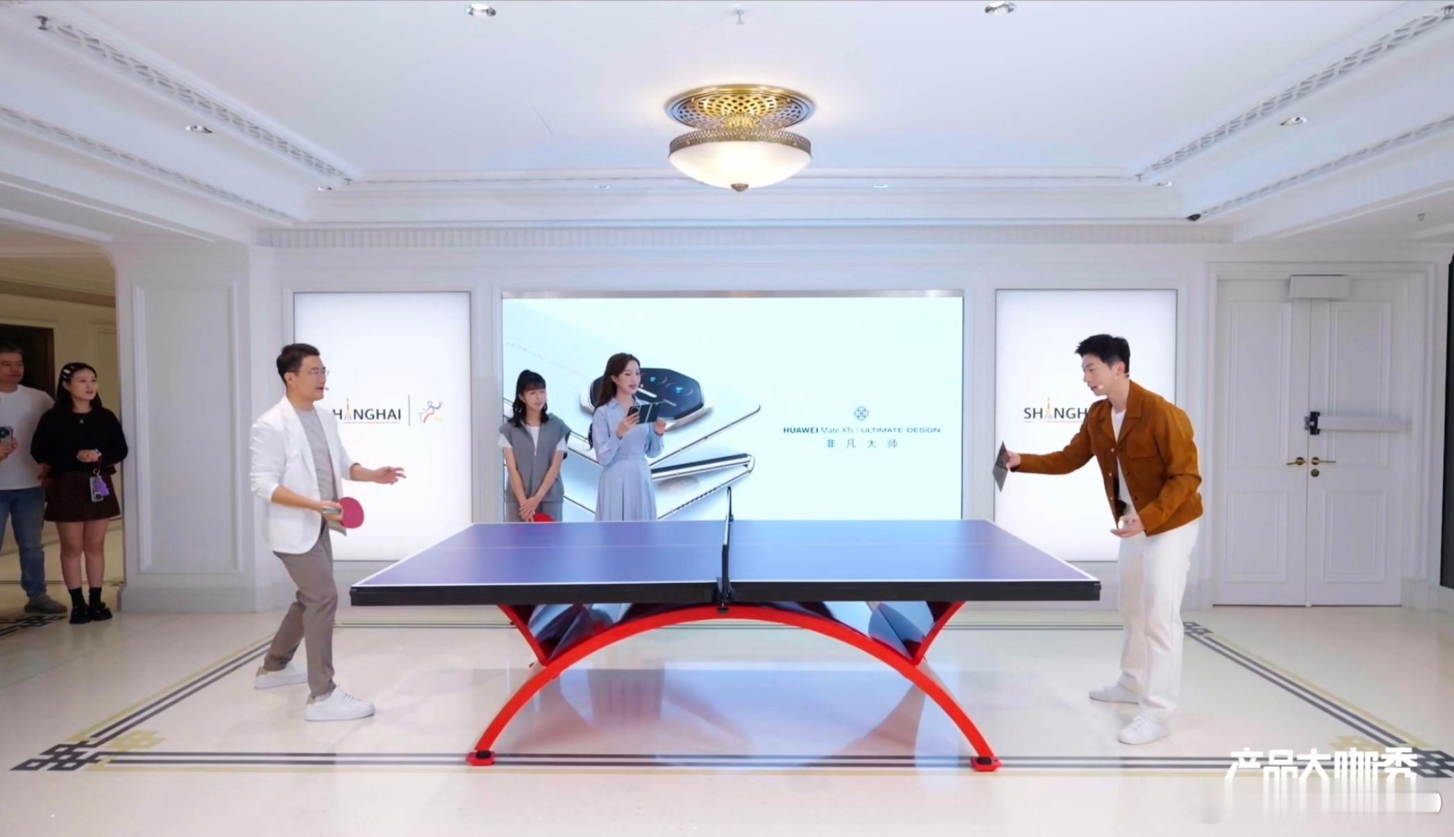 何刚马龙在线安利三折叠鸿蒙体验华为Mate XTs 鸿蒙推广大使来了！10月25